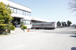 Camion parcheggiato nel parco veicolare di Primiceri Logistica.